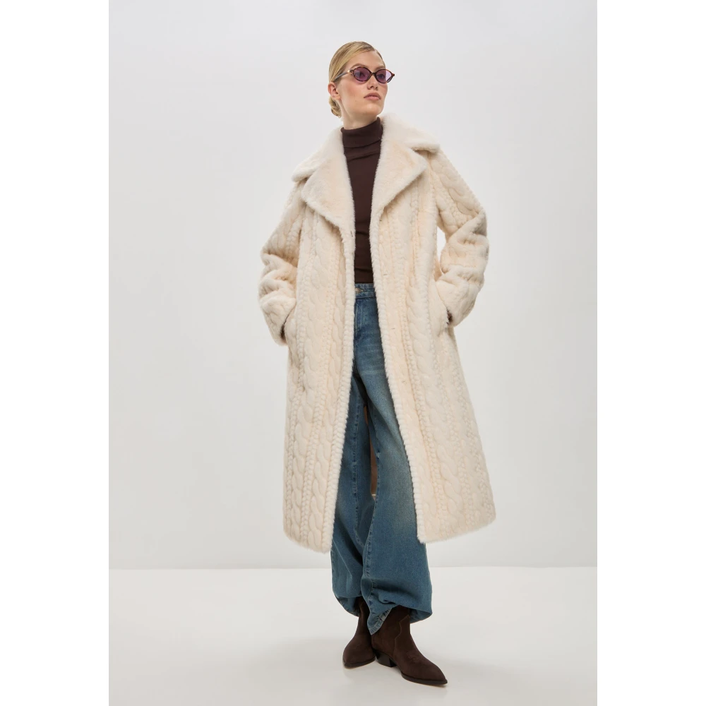 Cesare Gaspari Elegante Roomwitte Kabelgebreide Nepbontjas Hildi Beige Dames