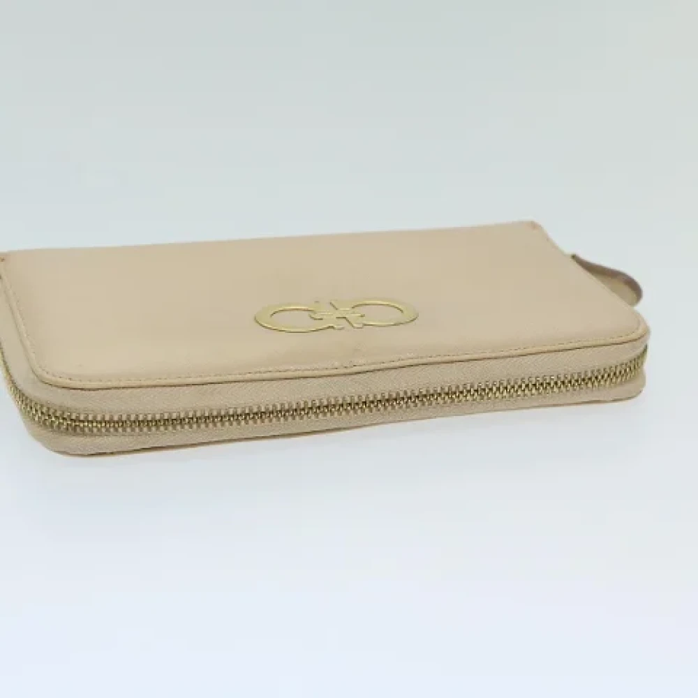 Salvatore Ferragamo Pre-owned Leather wallets Beige Dames