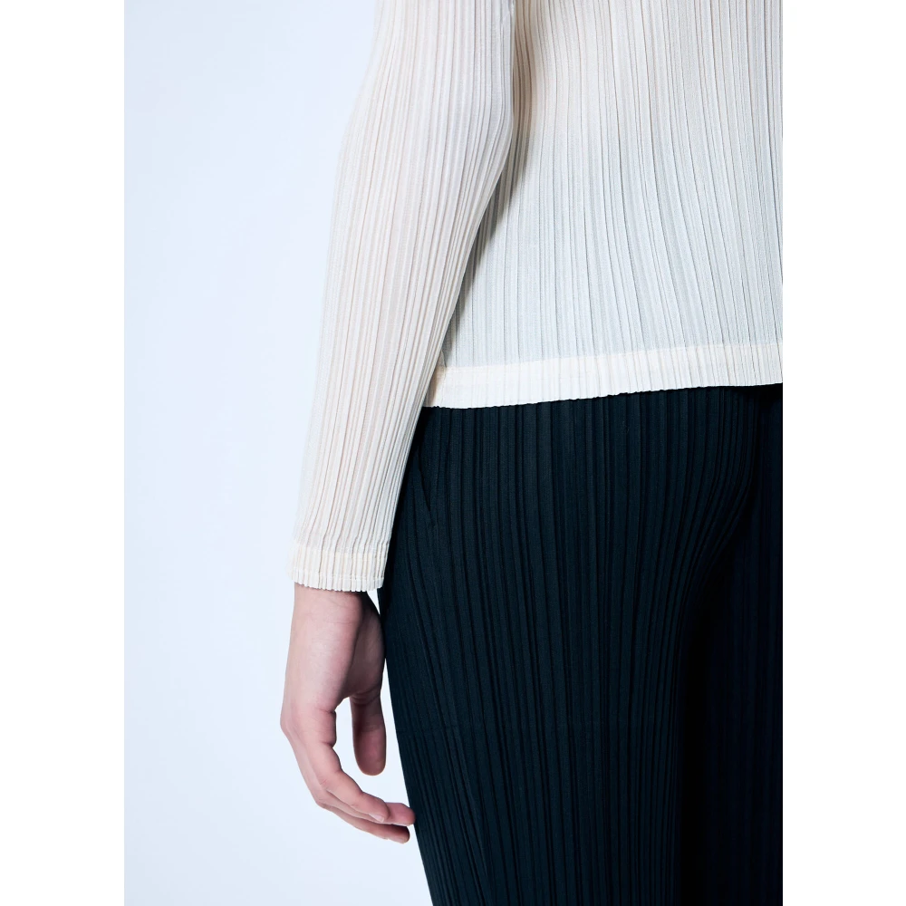 Issey Miyake Geplooide Top met Lange Mouwen en Boothals White Dames