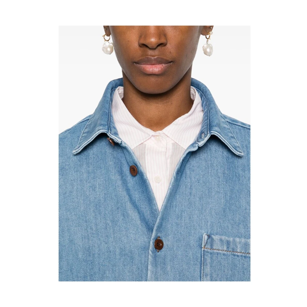 A.p.c. Lichtblauwe knoopsluiting buitenkleding met borstzak Blue Dames