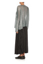 pull-en-lin-bleu-avec-motif-perfore