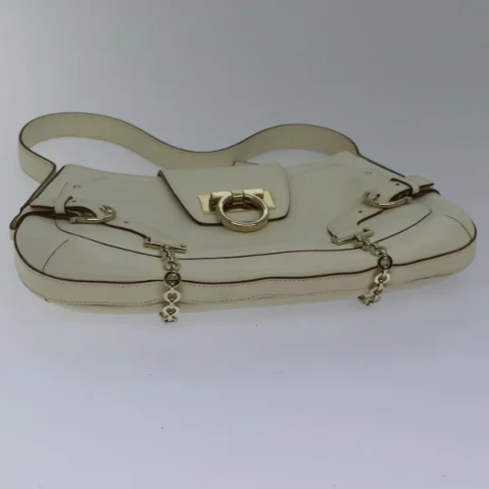 Salvatore Ferragamo Pre-owned Leather shoulder-bags Beige Dames