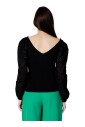 pull-noir-en-tricot-col-en-v