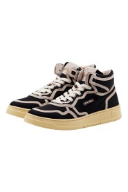 Schwarzer High-Top-Sneaker mit Lederschaftkappe