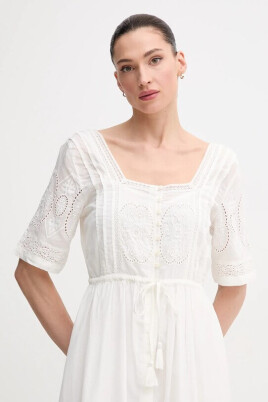 robe-evasee-avec-col-en-diamant