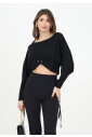 pull-noir-avec-detail-piercing