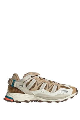 Beiga sneakers som andas