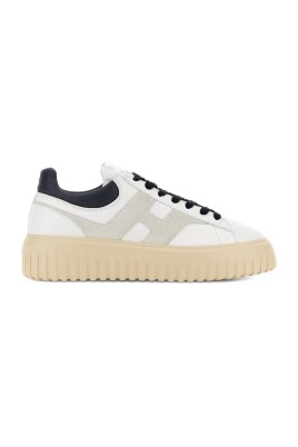 sneakers-blanches-avec-logo-patch
