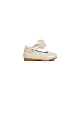 cream-flat-shoes-with-bow-detail