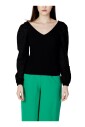 pull-noir-en-tricot-col-en-v