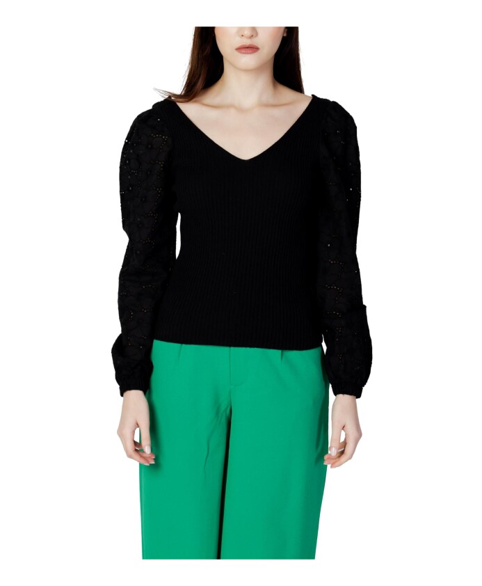 pull-noir-en-tricot-col-en-v