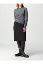 pull-noir-en-tricot-texture-a-col-en-v