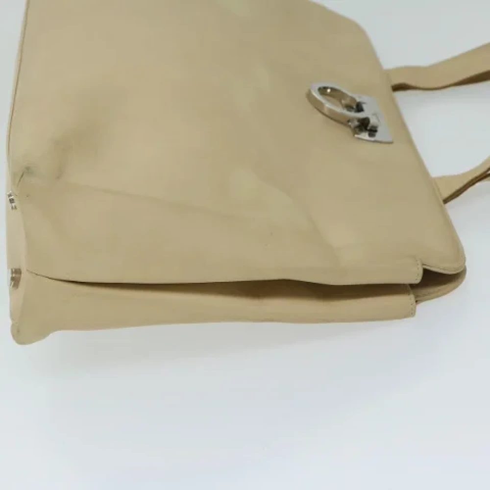 Salvatore Ferragamo Pre-owned Leather shoulder-bags Beige Dames
