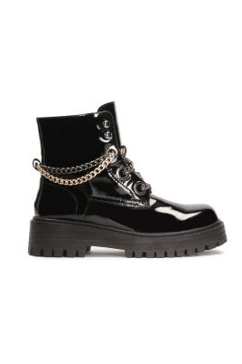 Lackade kedjeboots.Denna produkt har stor storlek.