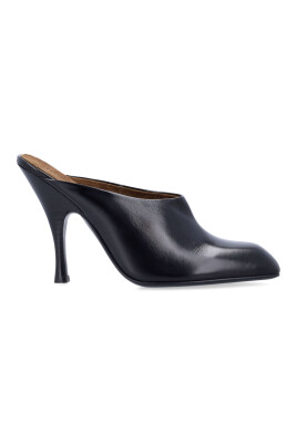 mules-noires-a-bout-ferme