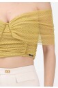 haut-jaune-a-pois-avec-epaules-denudees