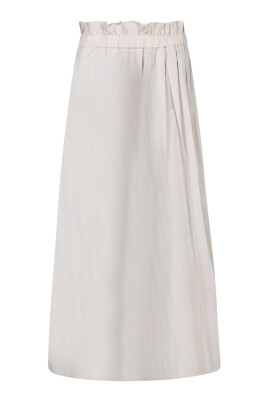 beige-skirt-elegant-fit-chic-wardrobe