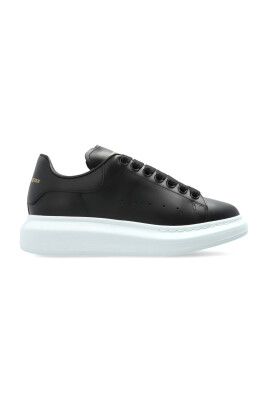 sports-shoes-with-logo