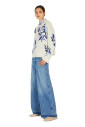 pull-a-motif-de-roses-bleu-et-blanc