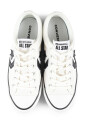 witte-canvas-sneakers-met-zwart-logo