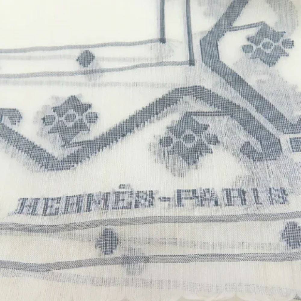 Hermès Vintage Pre-owned Silk scarves Beige Dames