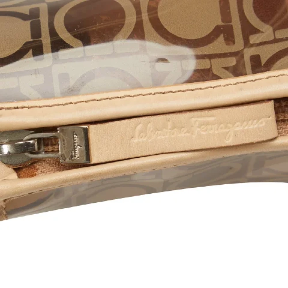 Salvatore Ferragamo Pre-owned Plastic clutches Brown Dames