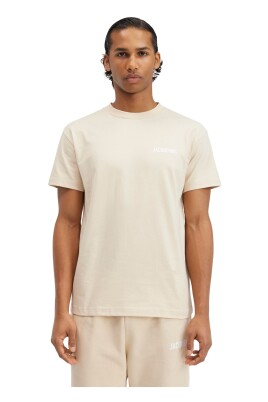 t-shirt-avec-logo-sur-le-devant