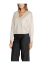 pull-en-tricot-blanc-a-col-en-v