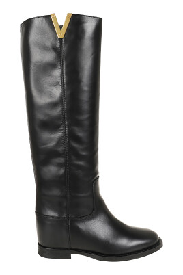 black-leather-ankle-boots-with-gold-plaque