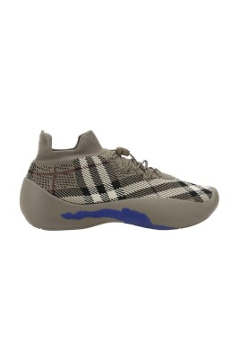 sneakers-med-perforerat-schackmonster-och-ribbad-mudd