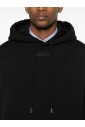 zwarte-hoodie-met-patch