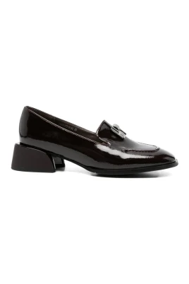 Loafers i läder med krokodilprägling