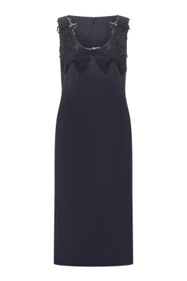 robe-sans-manches-bleue-avec-broderie-sur-le-col