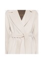 beige-mantel-met-riem-en-zakken
