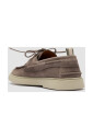chaussures-bateau-en-daim-taupe