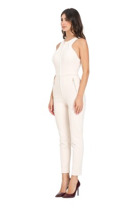 combinaison-elegante-avec-details-zippes