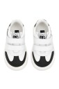 enfants-baskets-blanches-noires