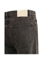 minimalistische-straight-fit-jeans-met-leren-patch