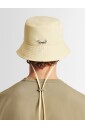 chapeau-raining