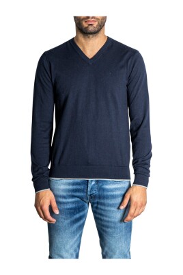pull-en-tricot-bleu-col-en-v