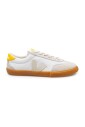 sneakers-en-cuir-blanc-et-jaune