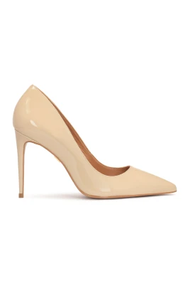 Lackade minimalistiska pumps.Denna produkt har stor storlek.