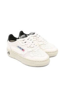 sneakers-blanches-pour-garcons-actifs