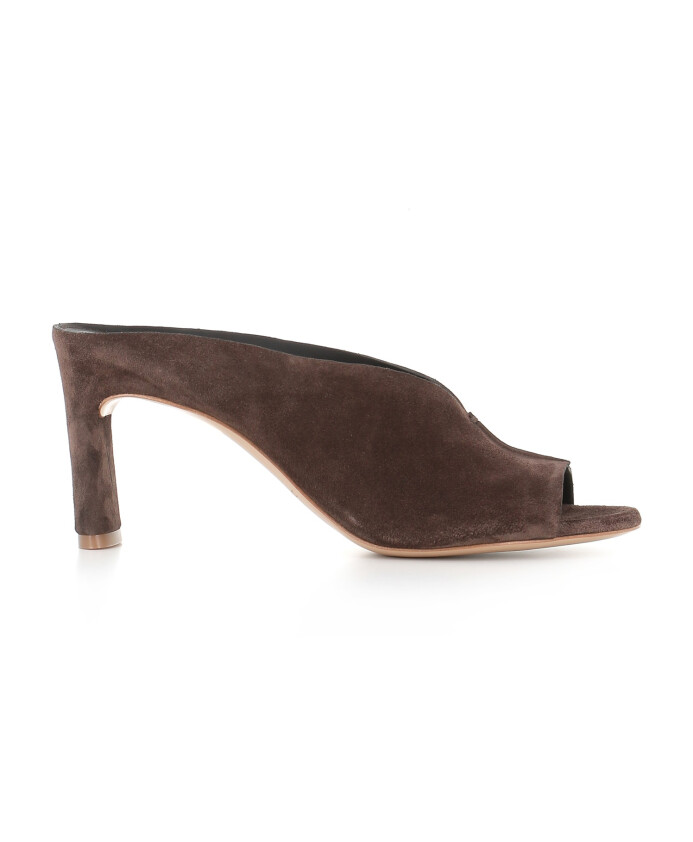 sandale-en-daim-marron-fonce-decoupe-en-v