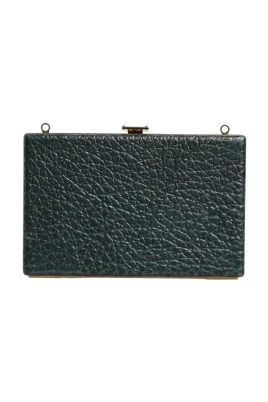 Svart läderclutch med guld-detaljer