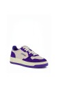 sneakers-en-daim-avec-etiquette-brodee