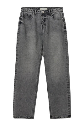 grey-straight-leg-jeans-melika-model