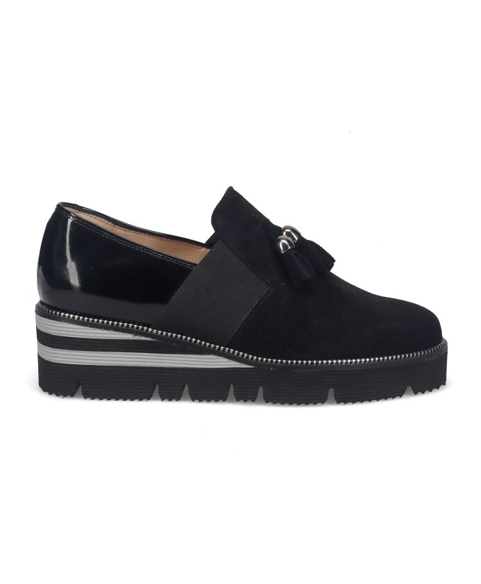 chaussure-slip-on-a-pompons-noirs