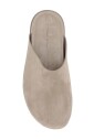 mules-en-daim-pour-un-style-elegant