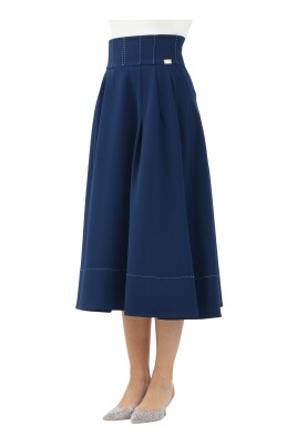 jupe-midi-bleue-avec-detail-de-la-taille